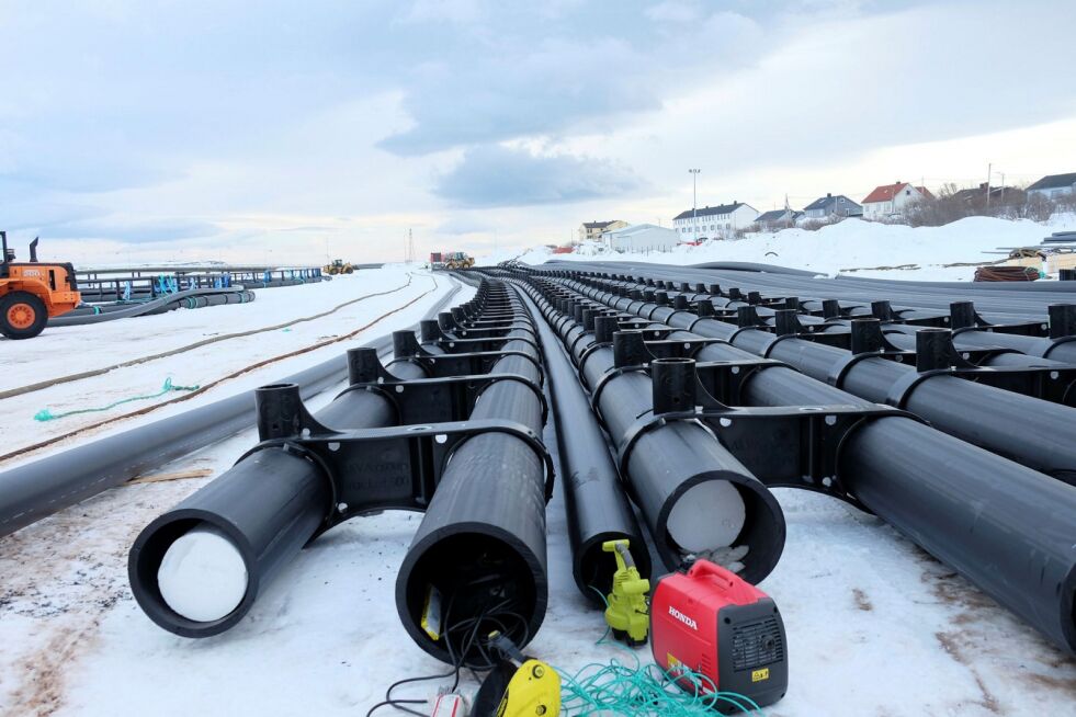 Rørene som slepes fra Mo i Rana til Vadsø er 500 meter lange.  Foto: Bjørn Hildonen