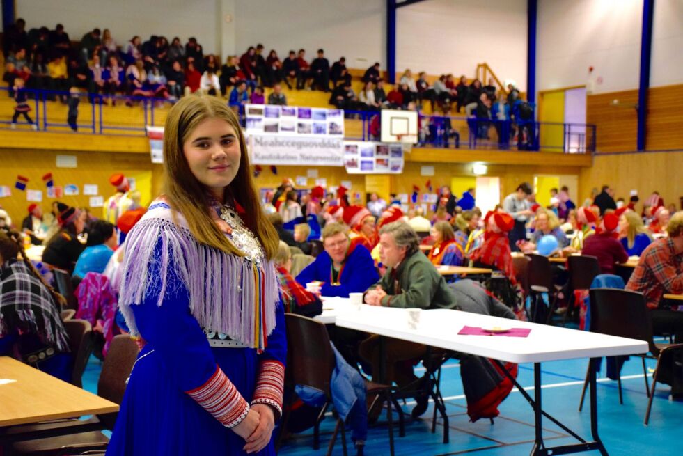 – Masse penger til klassetur:
I Kautokeino arrangerer skoleelever samefolkets dag. En fornøyd elevrepresentant for klasse 10 E, Rita Julie Anne Hætta, var glad for at det kom så mye folk til idrettshallen Báktehárji. De hadde kokt 500 porsjoner med biðus, men gikk tom etter et par timer. Pengene de tjener ved kafé-salg skal brukes til klassetur til Spania.
 Foto: Nils Johan Vars
