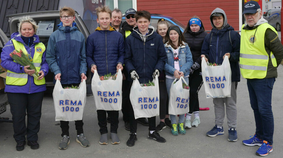 Lørdag 27. april er det igjen klart for årets tulipanaksjon i regi av Lions Club Nordkapp. Foto fra tulipanaksjonen i 2019 da 8. klassinger fra Honningsvåg skole deltok.
 Foto: Geir Johansen