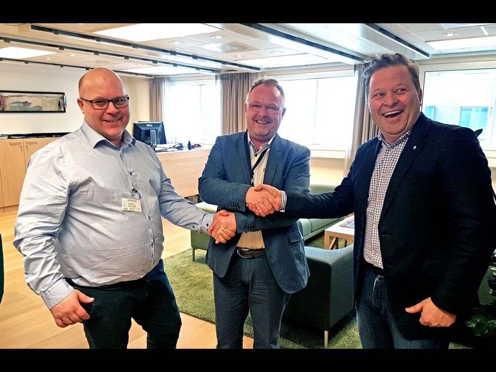 Gamvikordfører Olaussen (til venstre) og gründer Arne Hjeltnes (til høyre) har hatt tett dialog det siste året og har møttes mange ganger, som her på et møte med fiskeriminister Per Sandberg i vinter.
 Foto: Privat