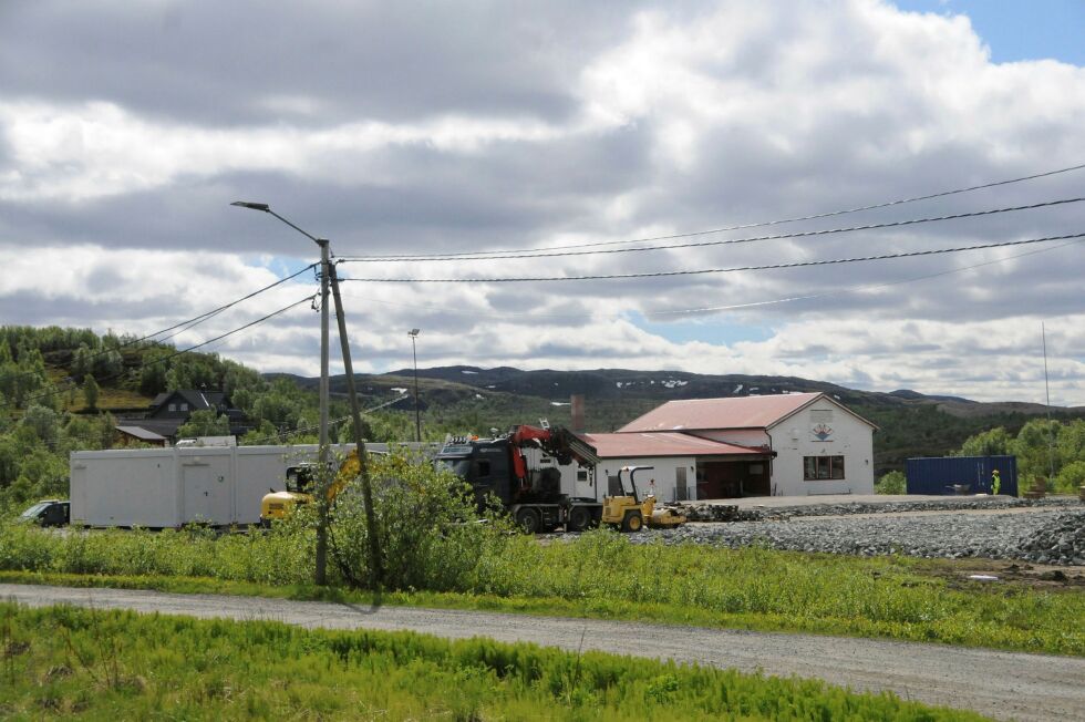 Siden 1952 har idrettshuset på Sandnes i Sør-Varanger vært en del av bygdas identitet. Nå bygges det nye boliger på grusbanen, og det historiske bygget skal rives. Foto: Hallgeir Henriksen