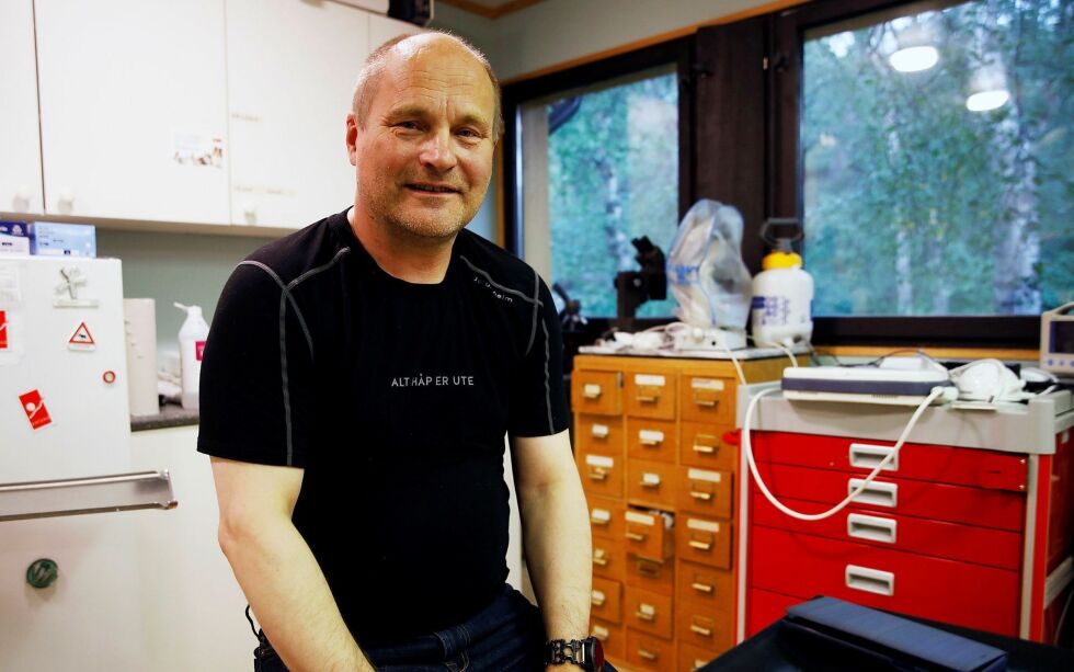 Rolf Gullik Sarre er ikke enig med biologer som mener flåtten utelukkende kommer med trekkfugler fra sør. I stedet tror han flåtten har funnet seg til rette i blant annet Karasjok og i Porsanger, i områder der det er mye krattskog. Han tror dog ikke dette er noen grunn til bekymring. Foto: June Helén Bjørnback