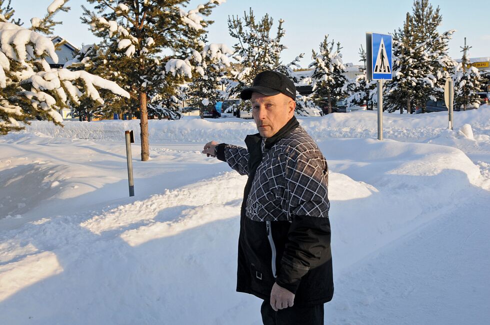 Reidar Johnsen mener trærne omkring denne rundkjøringen i Karasjok må fjernes for å unngå alvorlige ulykker.
 Foto: Stein T. Svala