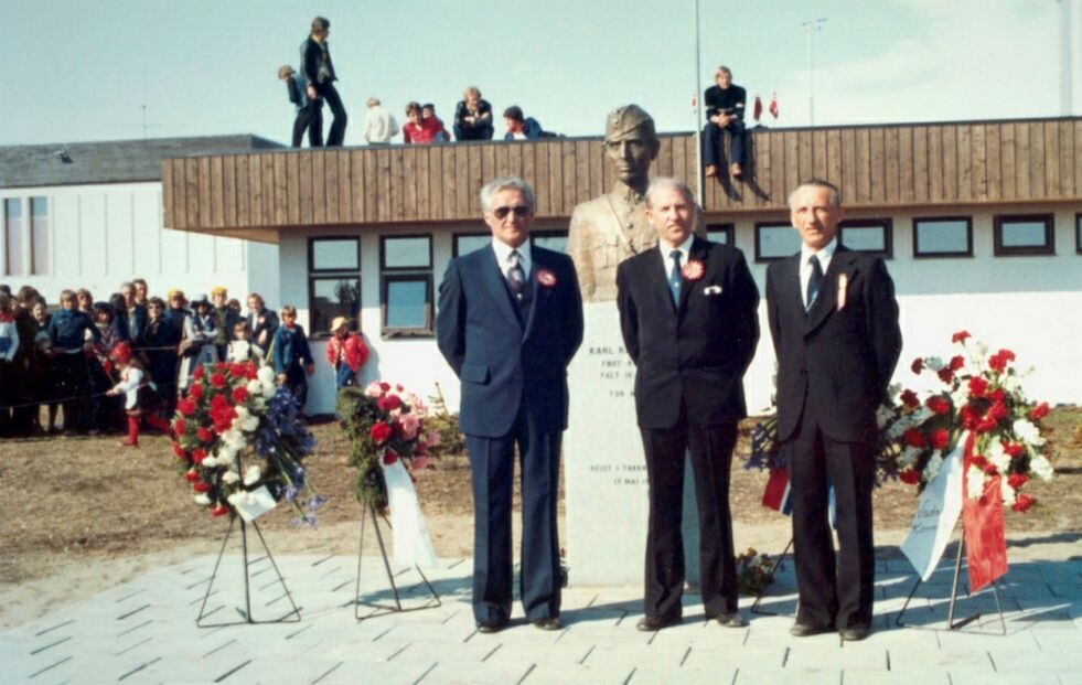 Avdukingshøytideligheten for bysten over Karl Rasmussen 17.mai 1978. Tre av Karl Ramussens krigskamerater viser sin respekt. Fra venstre: Harry Pettersen, medlem av gruppen IDA, Alta, Halvor Opgård, medlem av gruppen IDA, Alta, og Erling Pleym, IDA's mann i Porsanger. Foto: PER BJØRGAN. FINNMARK FYLKESBIBLIOTEK