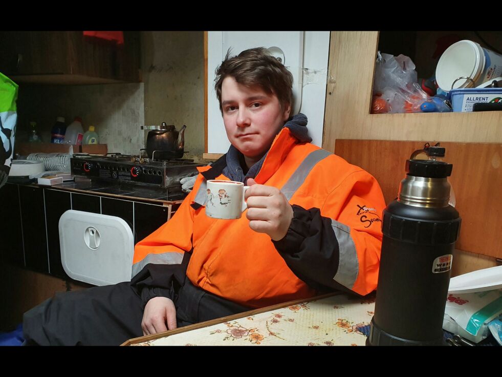 Ari Solbakk fra Kåfjord har kjøpt sjark, satser for fullt på fiskeryrket og oldefars kaffekopp har han tatt med i båten, som har havn i Torhop i Tana. Foto: Tom Hardy