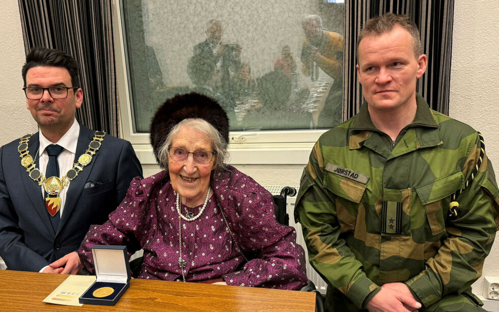 Agnes Ryeng Ackermann med ordfører Magnus Mæland til venstre og oberstløytnant Audun Jørstad til høyre.
 Foto: Birgitte Wisur Olsen