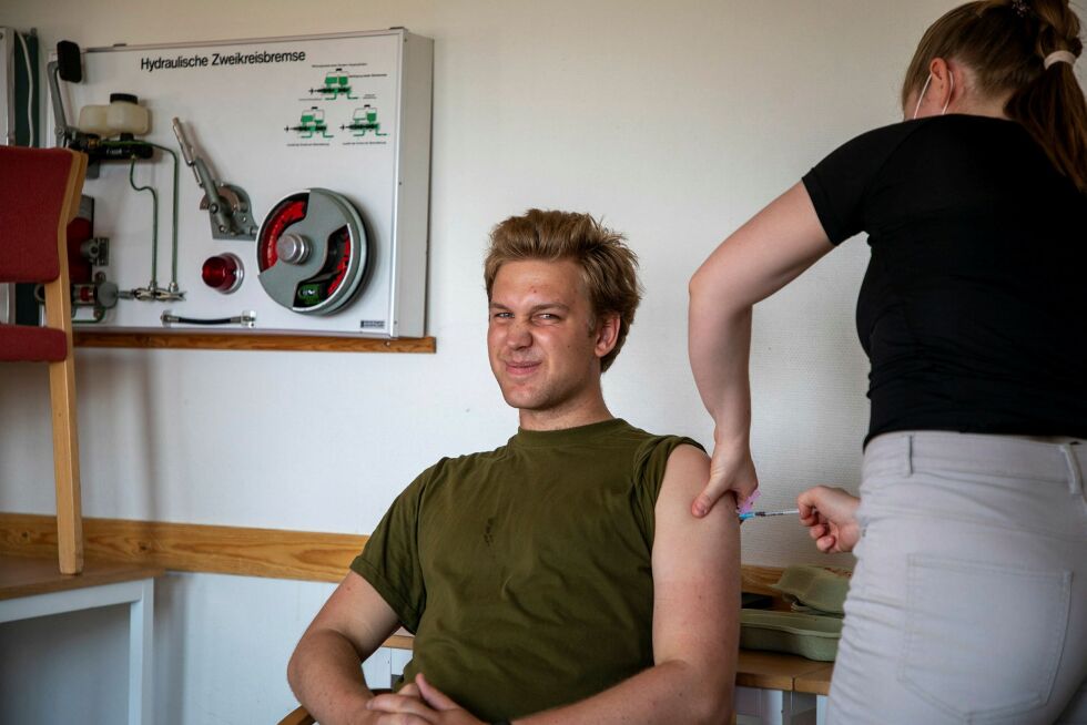 Fred­rik Per­son var den før­s­te sol­da­ten, som fikk vak­si­ne på Høy­bukt­mo­en leir på GSV.
 Foto: Tobias Bærteig/Forsvaret