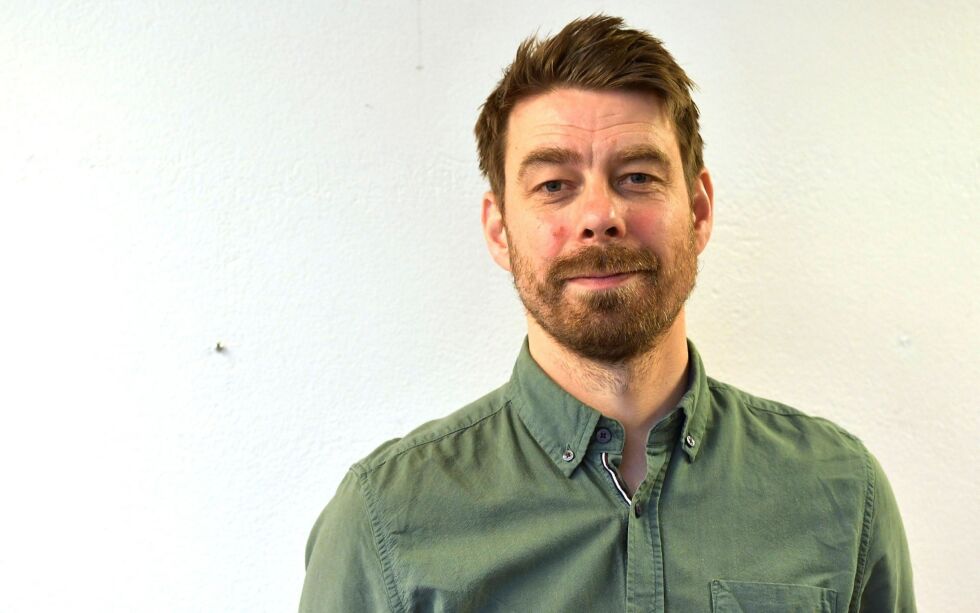 Utviklingsleder Kjell Magne Rasmussen sier det fortsatt ikke blir innført tiltak, utover at man fra og med mandag må bruke munnbind hvis man skal til legestasjonen i Lakselv. Foto: Irene Andersen
 Foto: Irene Andersen