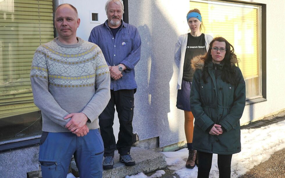 Her står fire av styremedlemmene i Davvebiegga álbmot - Nordavindsfolket utenfor lokalet som de nå får leie i Storgata i Honningsvåg sentrum. Foran Torgrim Helgesen og Ann Kristin Samuelsen, bak Johnny Andreassen og Kristine Tjåland Braut. FOTO: GEIR JOHANSEN