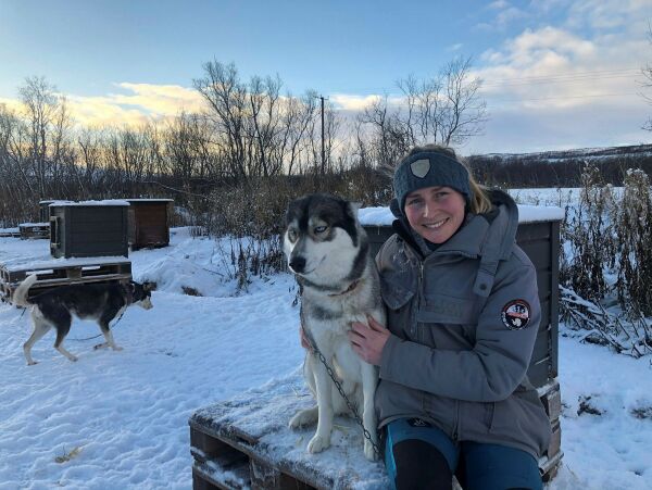 Louise satser på osteopati og på hundekjøring