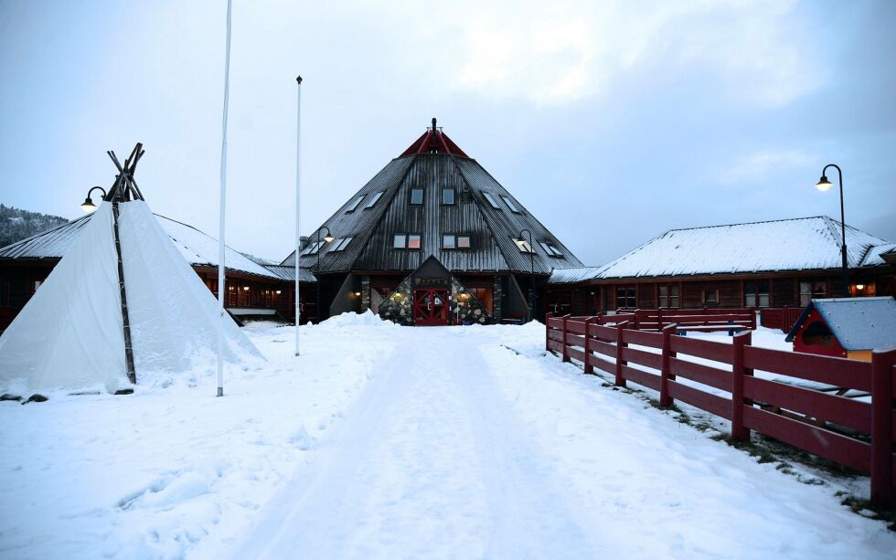 Árran julevsáme guovdásj er lokalisert på Drag i Hamarøy kommune. Senteret ble åpnet av kong Harald i 1994. I 2023 ble virksomheten omdannet fra stiftelse til aksjeselskap med følgende aksjonærer: Sametinget (49 %), Hamarøy kommune (34 %) og Nordland fylkeskommune (17 %). Virksomhetene i Árran foregår i tre basisområder: museum, språksenter og kulturhusdrift.
 Foto: Steinar Solaas