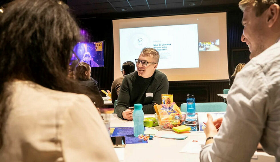 Jeppe Theil Mogensen fra SVU håper at skattejakt med pengepremie bidrar til at folk deltar på Kirkenesdagene.
 Foto: ICE-Kirkenes