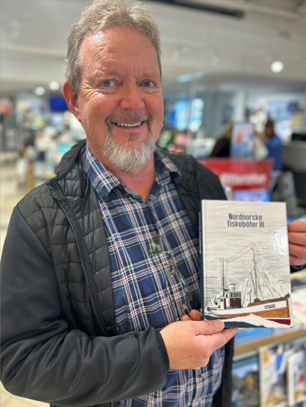 Per-Roger Vikten med siste bok i serien om nordnorske fiskebåter. Denne er på hele 250 sider.
– Jeg håper folk vil kose seg like mye med boka som jeg gjorde da jeg laget den, sier Vikten.
 Foto: Bok i nord