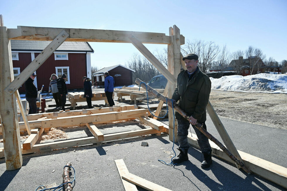 Arild
 Nyberg demonstrerer kraninnretningen som blir brukt.
 Foto: Irmelin Klemetzen