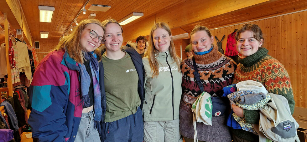 Blide og fornøyde jenter fra folkehøgskolen var imponert over tiltaket, fra venstre Sophia Labrie fra Minnesota, USA, Hilde Holtskog fra Namsos, Marit Falkevik fra Porsgrunn, Susanne Iglevska fra Polen og Leah Meland fra Trondheim.
 Foto: Hill Haga