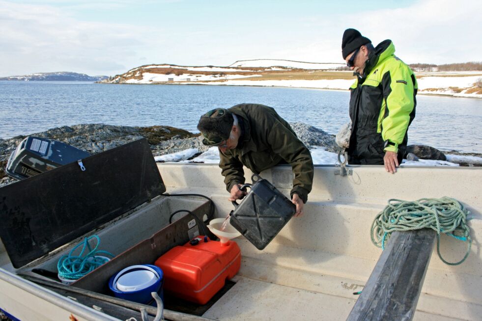 Klargjøring før avgang - drivstoff fylles.
 Foto: Anthon Sivertsen