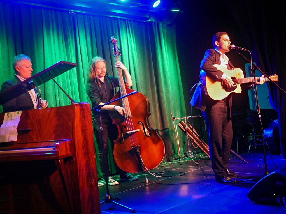Internasjonalt kjente Luke Elliot satte pris på å kunne spille sammen med lokale musikere fra Honningsvåg under konserten på Perleporten kulturhus lørdag kveld. Fra venstre Per Inge Jensen på trompet, Rikard Toften Holst på kontrabass og Luke Elliot.
 Foto: Geir Johansen