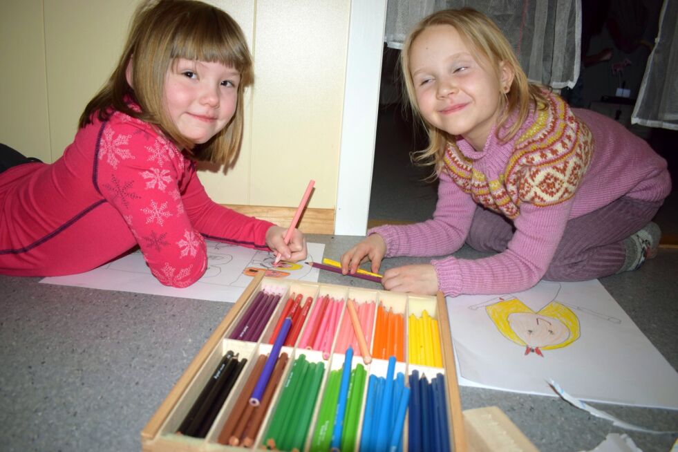 Andrine Lukassen og Mathilde Kristin Eriksen bruker fargeblyantene til å tegne drømmene levende ned på papiret.
 Foto: Birgitte Wisur Olsen