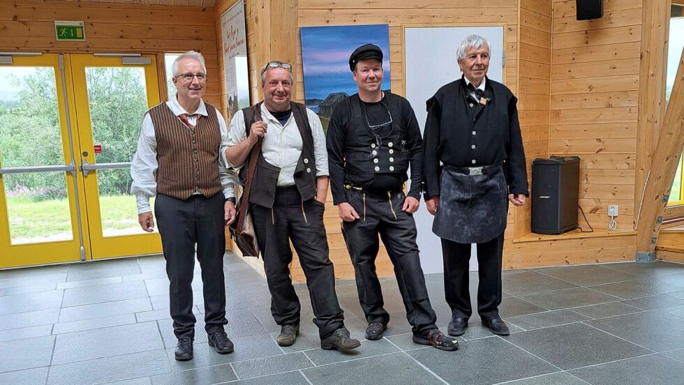 Fra venstre festivalleder Egil Borch, smed Hans-Erik Olsen, smeddreng Bror Ivar Salamonsen og metallurg Olaf Bjarne Andersen. De stilte alle i flotte drakter.
 Foto: Liss Beth Gjertsen Nyby