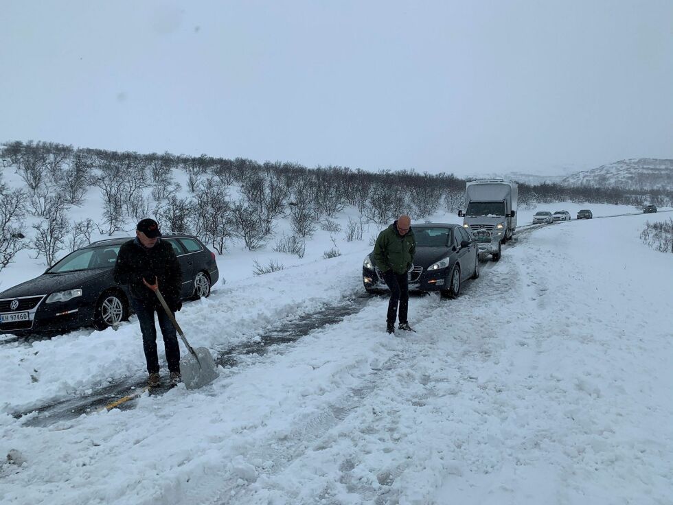 På E6 ved Hauksjøen, mellom Varangerbotn og Bugøyfjord, var det bom stopp for mange bilister pinseaften grunnet 25 centimeter sne og manglende brøyting.
 Foto: Privat