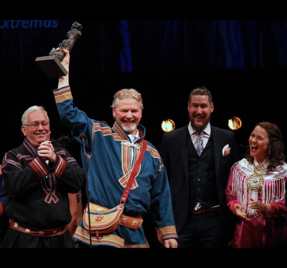 Blir det Kritikerpris på Det samiske nasjonalteater, Beaivvaš? Svaret kommer om få minutter. Her fra tildelingen av Heddaprisen til det samiske teateret tidligere i år.
 Foto: Foto: Beaivvaš
