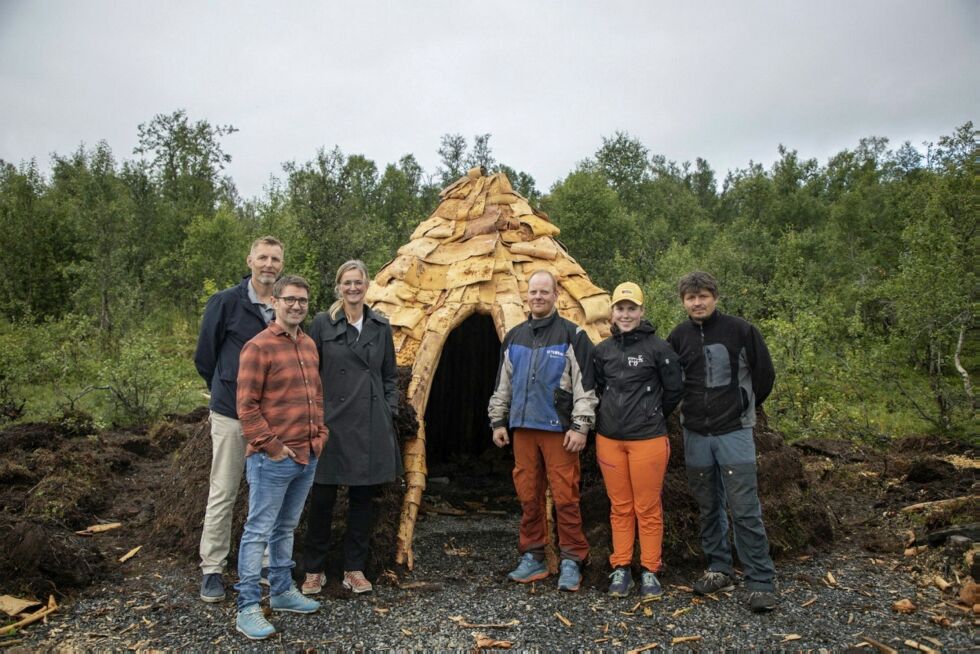 Byggekomiteen har bestått av fra venstre bygg- og eiendomsdirektør Erland Loso, leder ved Senter for samiske studier Torjer Andreas Olsen, direktør for Norges arktiske universitetsmuseum Lena Aarekol og reindriftsutøverne Reiulf Aleksandersen, Sara Katrine Aleksandersen og Issát Turi.
 Foto: Stina Guldbrandsen
