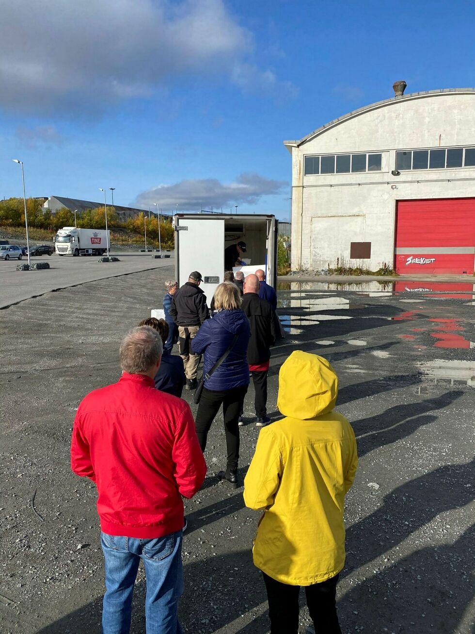 På det meste var køen så lang at ventetida ble rundt timen, uten at dette første til sure miner av fisksugne sørvarangerfolk. Alle foto: Hallgeir Henriksen