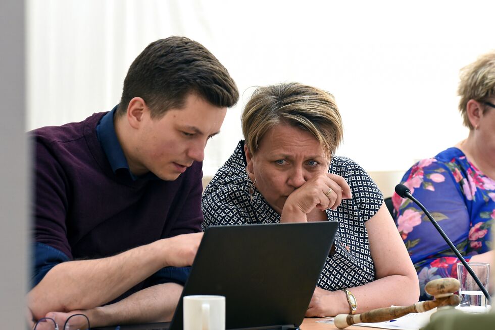 Jonas Sørum Nymo (H) maner til politisk ansvarlighet, og at man nå gjør de grepene som er nødvendig for å få rettet opp økonomien. Her med ordfører Aina Borch (Ap).
 Foto: Marius Thorsen