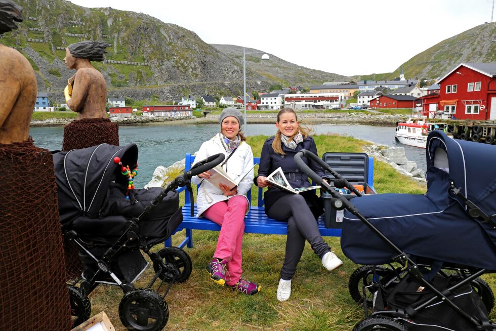 Ny generasjon kystkvinner: Skal man ta utgangspunkt i deres valg av litteratur, kystkultur og havfauna, kan det være en begynnelse. Fra venstre Flavia Devonas og Maria Mihailovic.
 Foto: Bjørn R. Lillevik