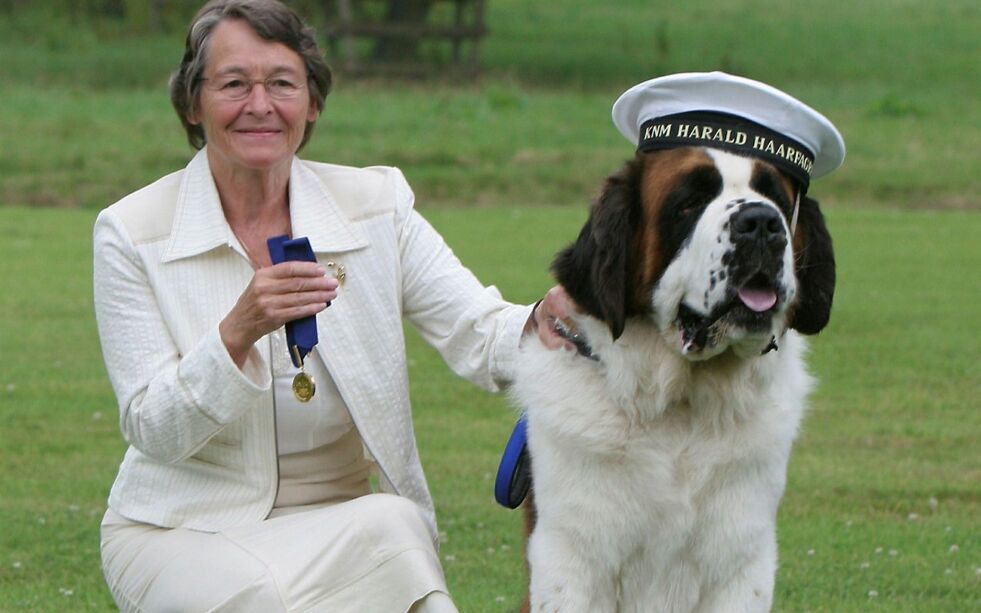 Vigdis Hafto med familiens skipshund. Historien om hunden skulle bli en bestselger i Skottland: 22. juli 2006 mottok Vigdis gullmedaljen for Bamses mot.
 Foto: Paul Reid
