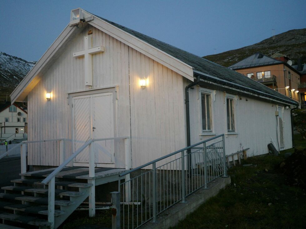 Ved bårehuset i Nordkapp blir de avdøde oppbevart og stelt før bisettelse. Bygget er i dårlig forfatning, blant annet fungerer ikke aggregatet som skal holde bygget nedkjølt. Kirkeverge Reidar Johansen mener det er uholdbare forhold, og at kommunen snarest må overta ansvaret.
 Foto: Geir Johansen