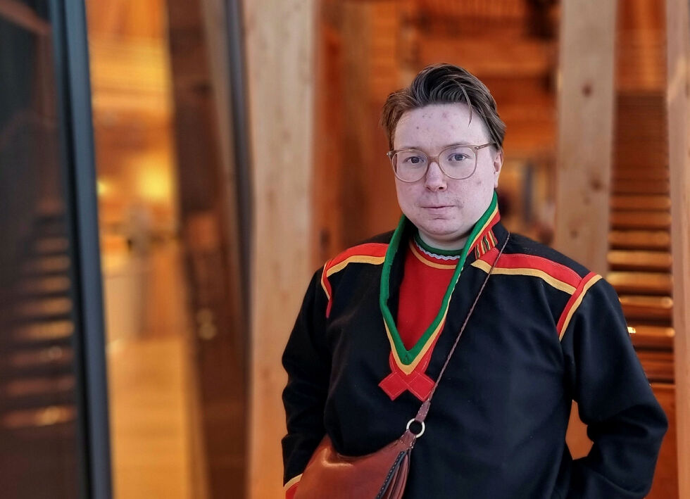 Sametingsrepresentant Mathias Eilert Olsen (NSR) slår tilbake mot Nordkalottfolkets Vibeke Larsen.
 Foto: Steinar Solaas