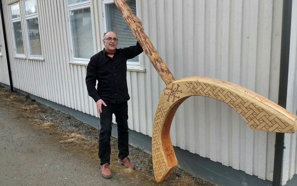 Jørn Magnus Rivojen Langseth er leder i Hemnes Umesamiske forum. Skulpturen har han laget etter modell av en trommehammer og er ment å stå ved inngangen i det som skal bli en park for umesamisk kunst og kultur.
 Foto: Torstein Simonsen
