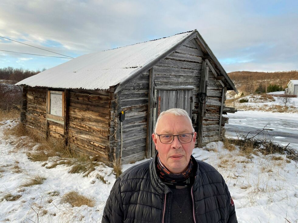Mathis Persen håper, sammen med eierne, at denne minst 120 år gamle tømmerbygninga blir tatt hånd av det offentlige før det ramler sammen. Alle foto: Hallgeir Henriksen
 Foto: Hallgeir Henriksen