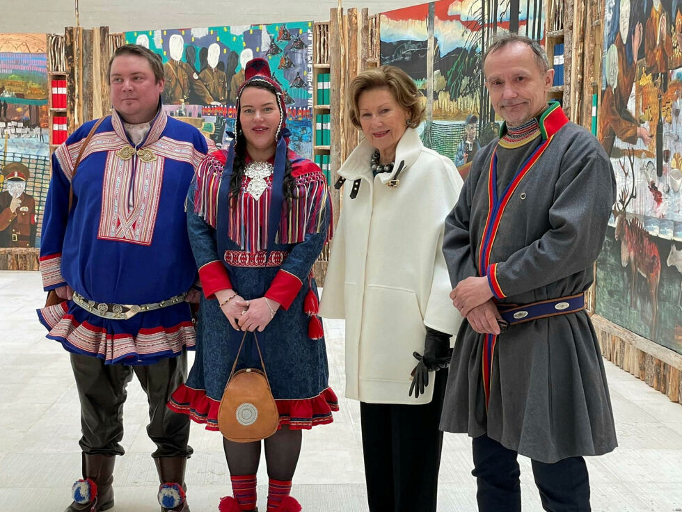 De tre sametingspresidentene reiser til Snåsa, hvor de møter kong Harald, her representert ved kona, dronning Sonja. Tuomas Aslak Juuso fra finsk side av Sápmi, Silje Karine Muotka fra norsk side, dronning Sonja fra Norge og Håkan Jonsson fra svensk side.
 Foto: Sametinget