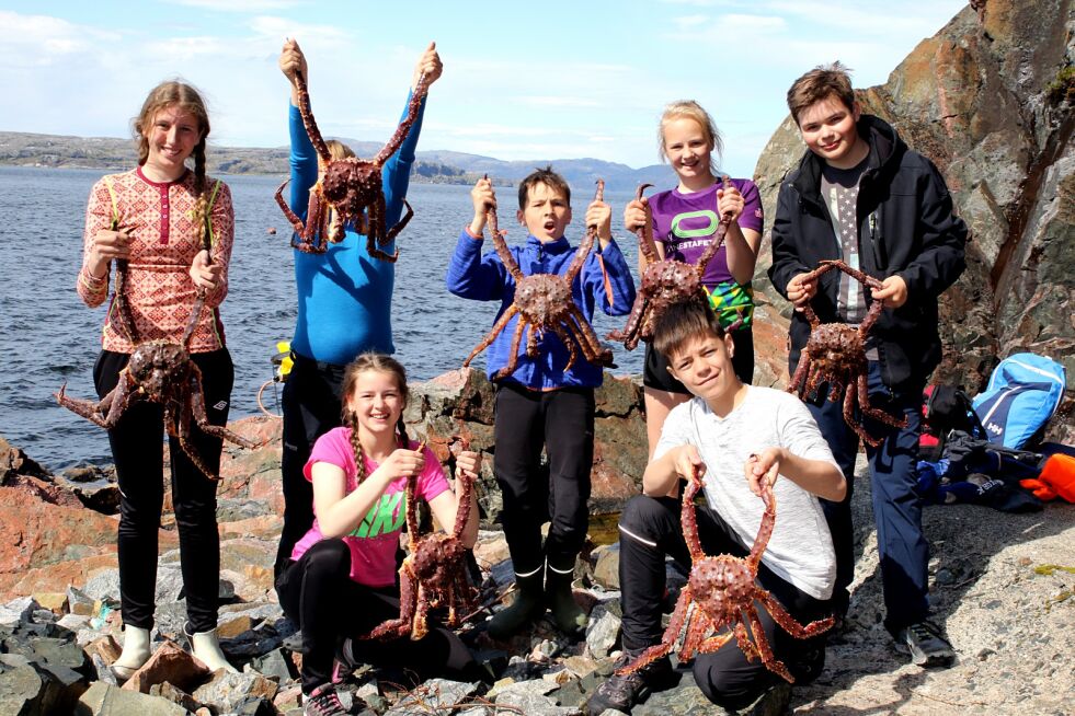 Kongekrabben ser ganske så skummel ut på nært hold. Her er Maja Dokmo, Jonas Arvola, Mathias Kildemo, Elise Bækø, Andreas Jentoftsen med Anne Guro Nordli og Eivind Dalhaug foran med hver sin krabbe.
 Foto: Silje L. Kvammen