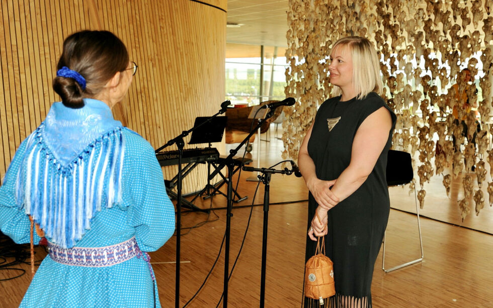 Kunstnerne i Dáiddadállu og Sámi allaskuvla har inngått et samarbeid og arrangerer et kunstfaglig seminar på Diehtosiida i slutten av mars. Her er styreleder for kunstnernettverket Máret Ánne Sara og duodji-professor Gunvor Guttorm ved høyskolen i Kautokeino, under visningen av Saras verk «Pile o'Sápmi» i 2021.
Foto: Rita Heitmann