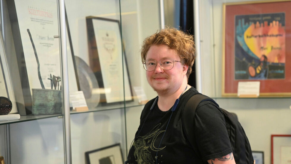 Theodor Olaussen på Samisk språk- og kultursenter i Lakselv for å se på Mari Boine-utstillingen.
 Foto: Irmelin Klemetzen