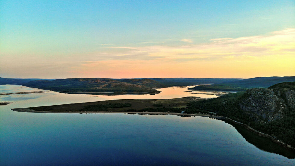 På dette bildet fra Mikkelsnes og munningen av Neidenelva er floa på vei oppover elva.
 Foto: Inge Arvola