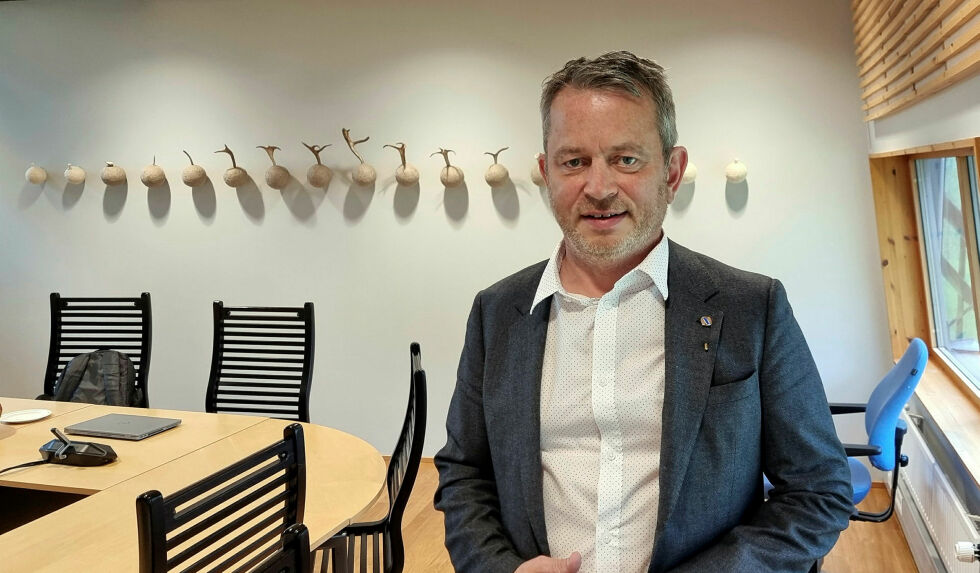 Ulf Tore Johansen (NkF) forklarer og forsvarer partiets syn i Melkøya-saken.
 Foto: Steinar Solaas
