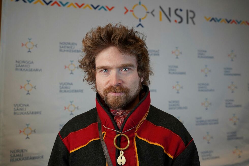 Beaska Niillas ser blid ut, men han retter en harmdirrende pekefinger mot statene. Foto: NSR
 Foto: NSR