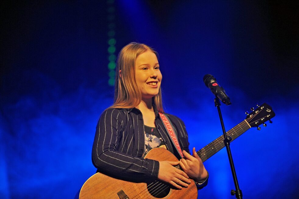 Elina Johansen Ijäs hadde laget en meget personlig sang hun fremførte foran en fullsatt Alta kultursal lørdag kveld.
 Foto: Erik Brenli