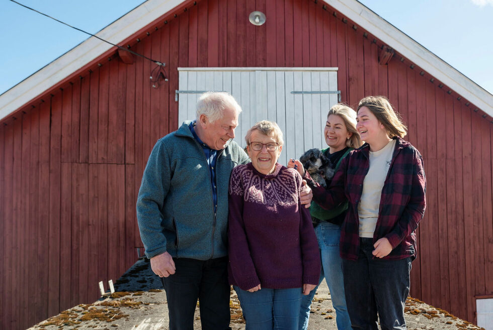 Grete sammen med sin livspartner gjennom 55 år, Steinar, og deres to døtre. Kreftforeningens innsamlingsaksjon har siden oppstarten samlet inn over 500 millioner kroner til livsviktig kreftforskning.
 Foto: Jorunn Valle Nilsen