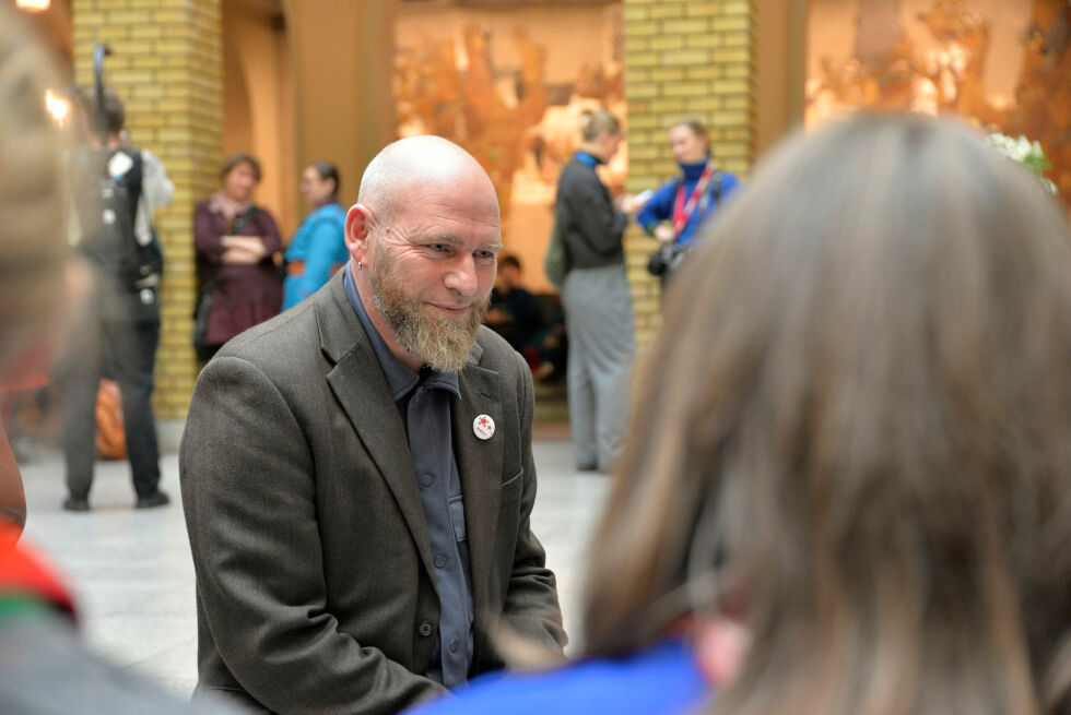 Stortingsrepresentant Geir Jørgensen (R), her sammen med Fosen-aksjonistene i Stortingets vandrehall 11. oktober.
 Foto: Steinar Solaas