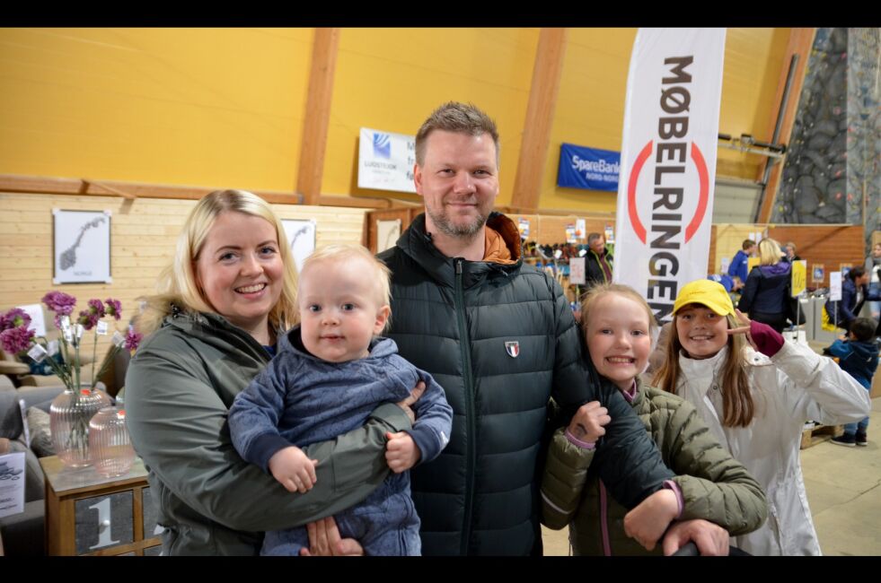Nina Heggen og Karl Øystein Langedahl hadde tatt med seg sønnen Jesper på messe for første gang, i tillegg var Karl Øysteins datter Alva og hennes venninne Leah med.
 Foto: Roger Albrigtsen