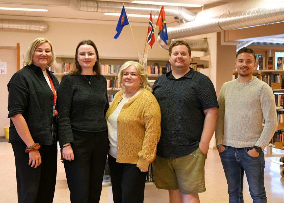 Anneli Naukkarinen fra Porsanger kvenske språksenter, Andrea Klemetzen Domaas fra Porsanger museum, Sara Stødle fra Samisk språk- og kultursenter, kulturkonsulent Magnus G. Martinsen og biblioteksjef Espen Høybakken ser alle frem til en uke fylt av aktiviteter i Porsanger kommune.
 Foto: Irene Andersen