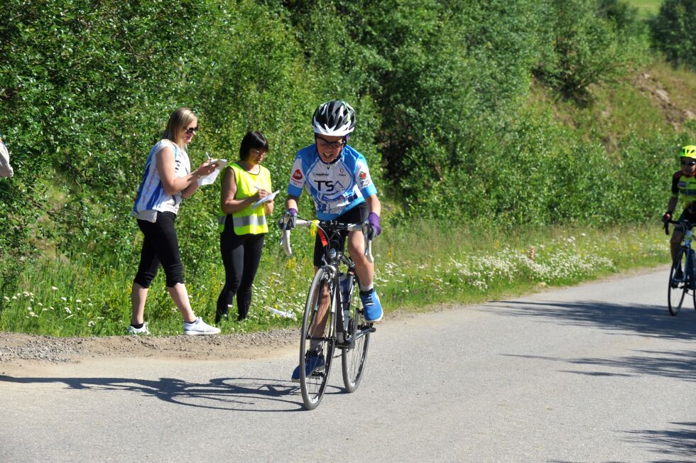 Nils Jovnna Gaup deltok i sitt første sykkelritt, og det blir garantert ikke det siste. Innfelt ser vi vinner av dameklassen, Synnøve Solbakk, i samtale med Stein Joks og andre klubbkolleger i Sirbmá IL.
 Foto: Erik Brenli