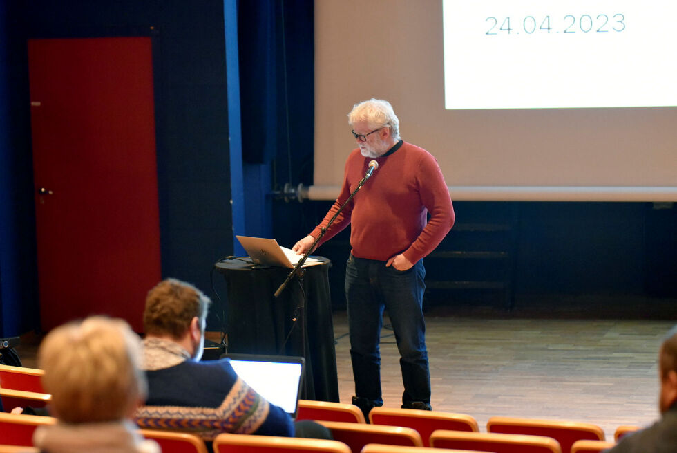 Jordskifterettsdommer Dagfinn Kleveland informerer om at flere av eiendommene langs Lakselvvassdraget er ferdig behandlet.
 Foto: Irene Andersen