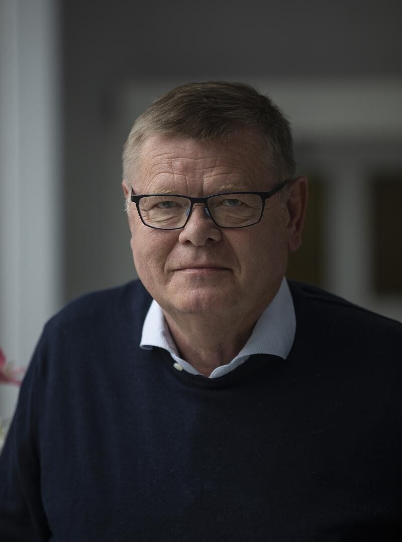 Professor i me­di­sinsk mik­ro­bio­lo­gi ved Uni­ver­si­te­tet i Tromsø, Ørjan Ols­vik, har in­gen­ting til overs for mas­si­ve smit­te­vern­til­tak i om­rå­der ut­en smit­te.
 Foto: David Jensen/UiT Norges arktiske universitet.