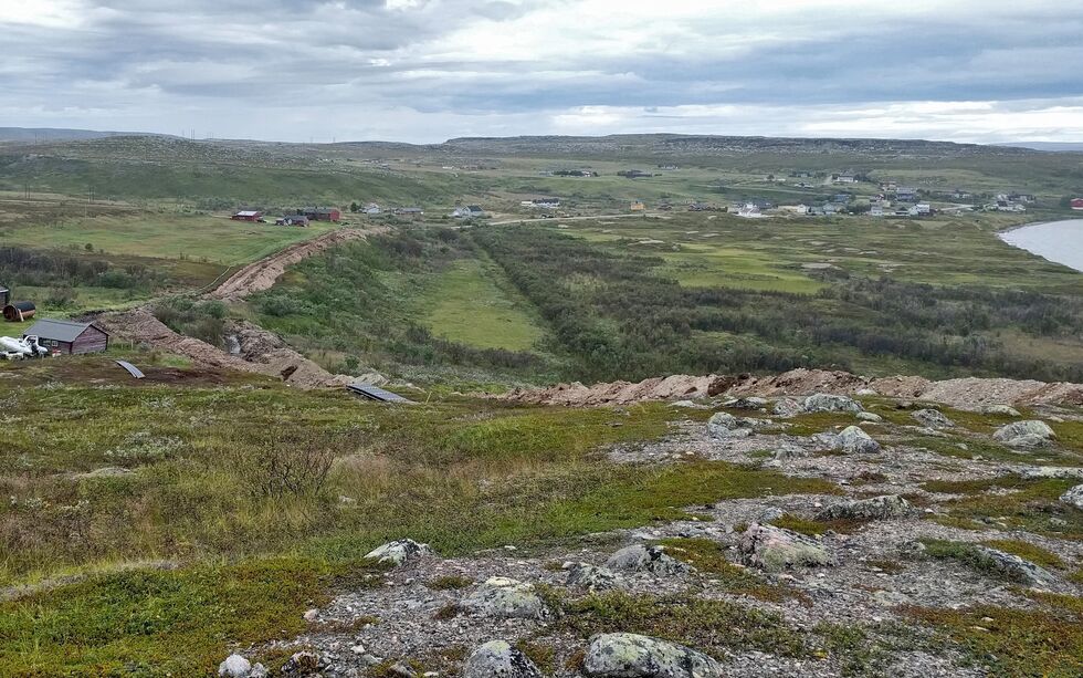 Det ble gjort skader på i alt tre gamle boplasser langs traseen som ble gravd ut fra Karlebotn mot Sirdagohppe sist sommer.
 Foto: Finnmark fylkeskommune